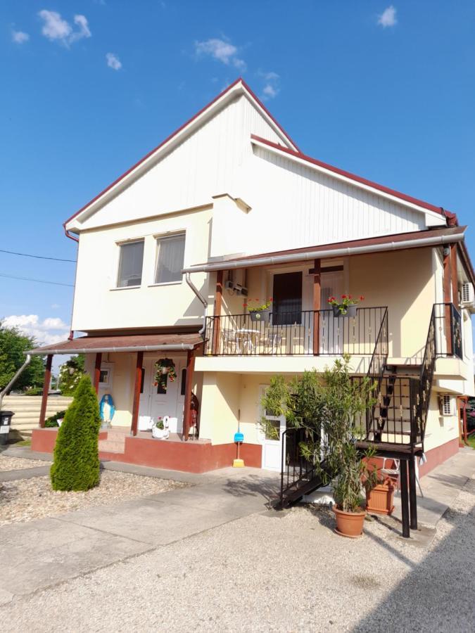 Napsugar Vendeghaz Apartment Tiszaujvaros Luaran gambar